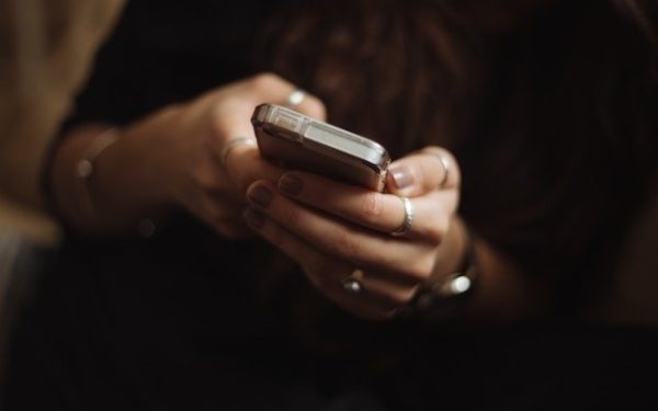 Avocată din Botoșani oferea telefoane unui deținut pentru a înșela victime prin metoda „accident”