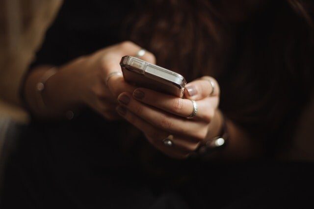 Avocată din Botoșani oferea telefoane unui deținut pentru a înșela victime prin metoda „accident”