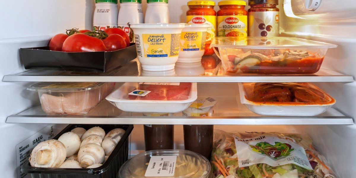 Ce înseamnă cifrele din frigider: departe de a indica temperatura reală Mulți dintre noi se bazează pe afișajele digitale ale frigiderelor pentru a verifica temperatura camerei de păstrare a alimentelor, însă acele cifre nu indică temperatura reală de depozitare, ci, în mare parte, alte măsurători diferite