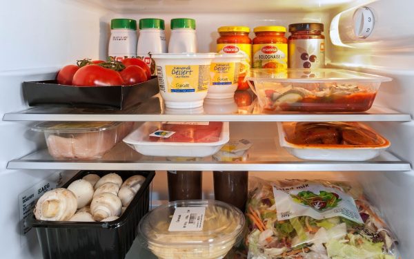 Ce înseamnă cifrele din frigider: departe de a indica temperatura reală Mulți dintre noi se bazează pe afișajele digitale ale frigiderelor pentru a verifica temperatura camerei de păstrare a alimentelor, însă acele cifre nu indică temperatura reală de depozitare, ci, în mare parte, alte măsurători diferite