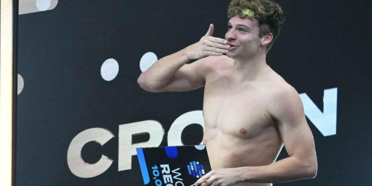 Leon Marchand încearcă să-i pună în dificultate pe românii de top, iar duelul cu David Popovici pare tot mai aproape Tânărul înotător francez Leon Marchand, considerat un fenomen al natației mondiale, încearcă în această perioadă să își extindă orizontul competițional
