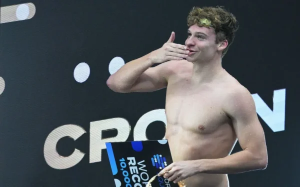 Leon Marchand încearcă să-i pună în dificultate pe românii de top, iar duelul cu David Popovici pare tot mai aproape Tânărul înotător francez Leon Marchand, considerat un fenomen al natației mondiale, încearcă în această perioadă să își extindă orizontul competițional