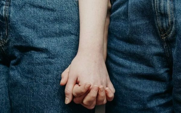 România în faza dezbaterii pentru drepturile LGBTQ+: 10.000 de semnatari pentru Parteneriatul Civil ACUM Societatea civilă românească a lansat în ultimele zile o campanie de amploare pentru recunoașterea legală a cuplurilor de același sex, sub numele #ParteneriatCivilACUM