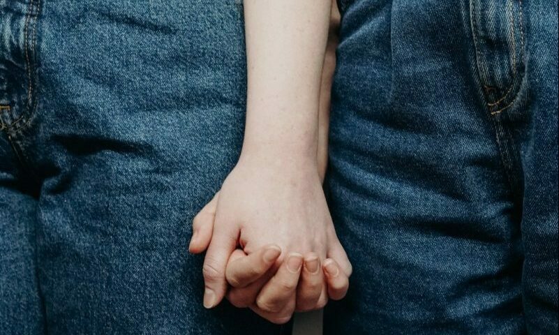 România în faza dezbaterii pentru drepturile LGBTQ+: 10.000 de semnatari pentru Parteneriatul Civil ACUM Societatea civilă românească a lansat în ultimele zile o campanie de amploare pentru recunoașterea legală a cuplurilor de același sex, sub numele #ParteneriatCivilACUM