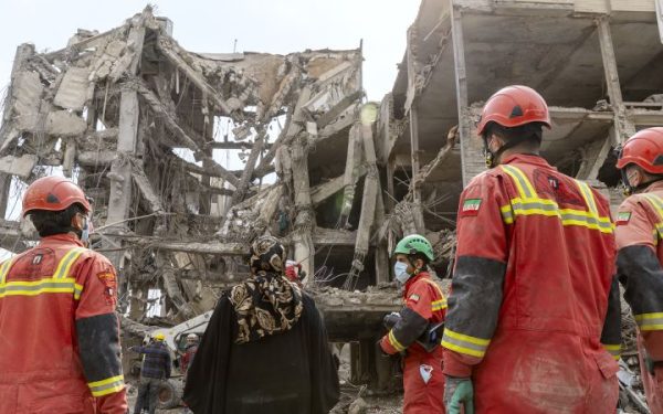 Iranul acuză SUA de utilizare a minelor antitanc clandestine în apropierea Shirazului Imagini furnizate de mass-media de stat iraniană susțin că arme americane au fost folosite în sudul Iranului, în apropierea orașului Shiraz, primul astfel de incident raportat în ultimele două decenii