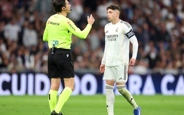 Controverse aftergame: decizia controversată a arbitrajului în derby-ul Real Madrid — Girona Decizia arbitrului în meciul de duminică dintre Real Madrid și Girona a determinat o reacție acerbă în lumea fotbalului, mai ales după ce VAR-ul nu a intervenit în cazul unei situații-cheie care a putut schimba cursul partidei