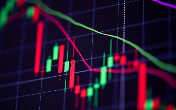 Războiul din Iran impactează Bursa: BET scade cu 2,4%, MedLife și TTS—peste 12%, OMV Petrom crește cu 4%