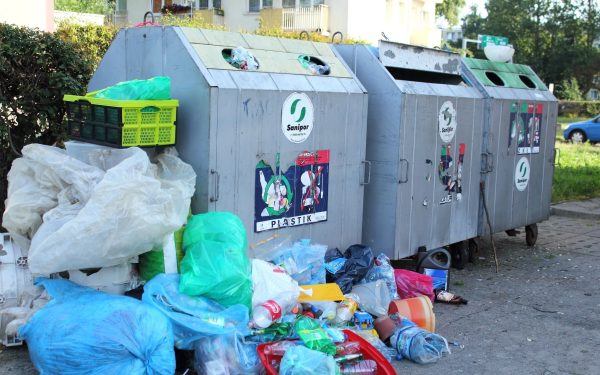 Deșeurile voluminoase, interzise să fie aruncate pe domeniul public în mod anonim în București În orașul București, gestionarea deșeurilor voluminoase devine tot mai strict controlată, o măsură menită să protejeze mediul și să mențină curățenia în zonele urbane