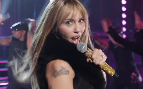 Disney+ va difuza marți, 24 martie, un eveniment special de celebrare a 20 de ani de la premiera serialului „Hannah Montana”, în care Miley Cyrus revine în rolul celebrei adolescente cu viață dublă