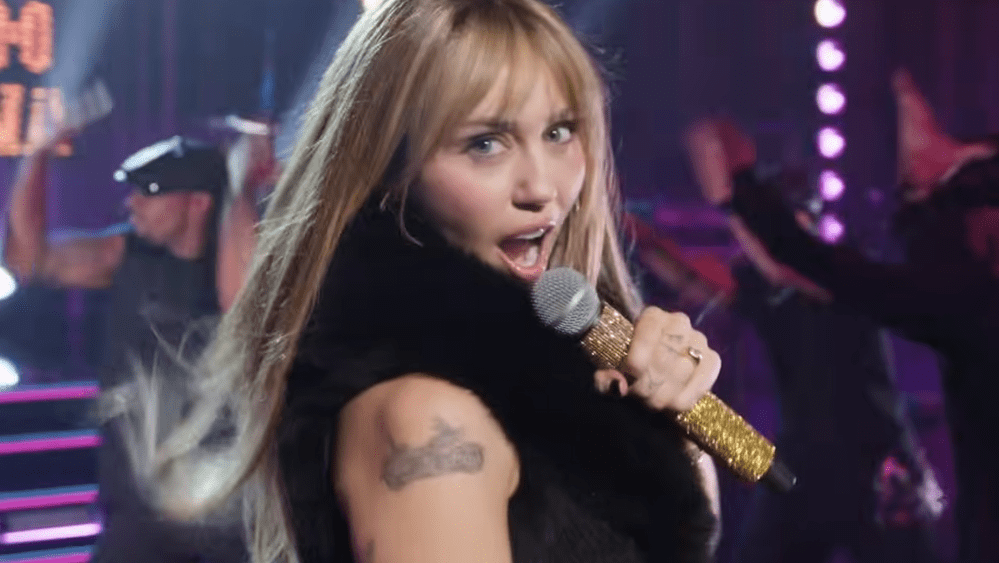 Disney+ va difuza marți, 24 martie, un eveniment special de celebrare a 20 de ani de la premiera serialului „Hannah Montana”, în care Miley Cyrus revine în rolul celebrei adolescente cu viață dublă