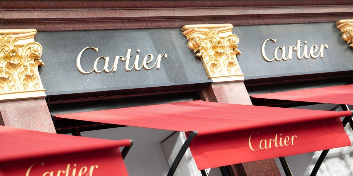Primul magazin Cartier din România, deschis în centrul Bucureștiului Ateneul Român, unul dintre cele mai emblematice simboluri culturale ale capitalei, a devenit recent epicentrul industriei de lux din România odată cu deschiderea primului magazin Cartier în țară, acompaniat de prezența notabilă a casei Hermès