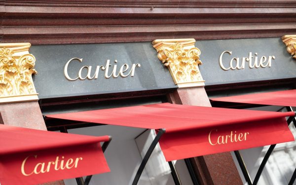 Primul magazin Cartier din România, deschis în centrul Bucureștiului Ateneul Român, unul dintre cele mai emblematice simboluri culturale ale capitalei, a devenit recent epicentrul industriei de lux din România odată cu deschiderea primului magazin Cartier în țară, acompaniat de prezența notabilă a casei Hermès
