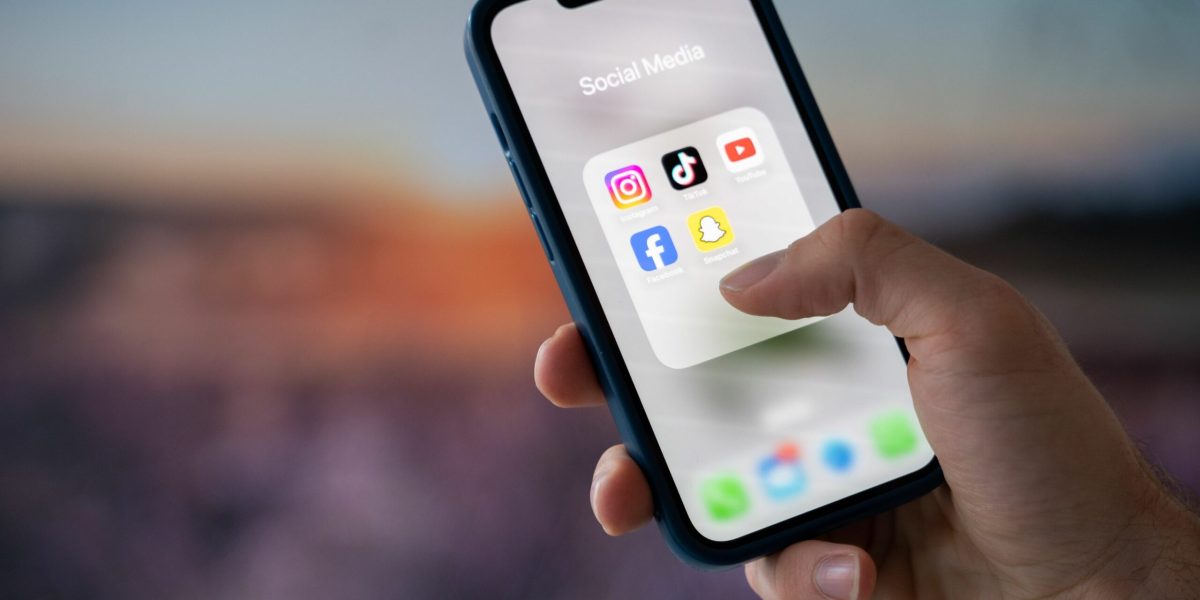 Inteligența artificială pune în pericol confidențialitatea pe internet, dezvăluind identitatea anonimă a utilizatorilor Inovațiile în domeniul inteligenței artificiale (IA) au evoluat rapid în ultimii ani, iar capacitatea acesteia de a dezvălui identitatea utilizatorilor anonimi de pe forumurile și rețelele sociale devine tot mai sofisticată