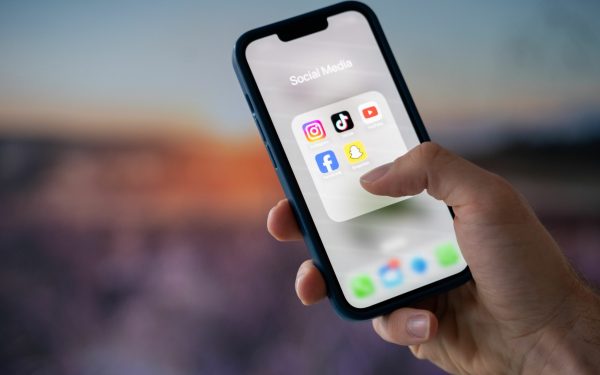 Indonezia face un pas curajos în direcția protejării tinerilor de riscurile digitale, anunțând interzicerea rețelelor sociale pentru copiii sub 16 ani