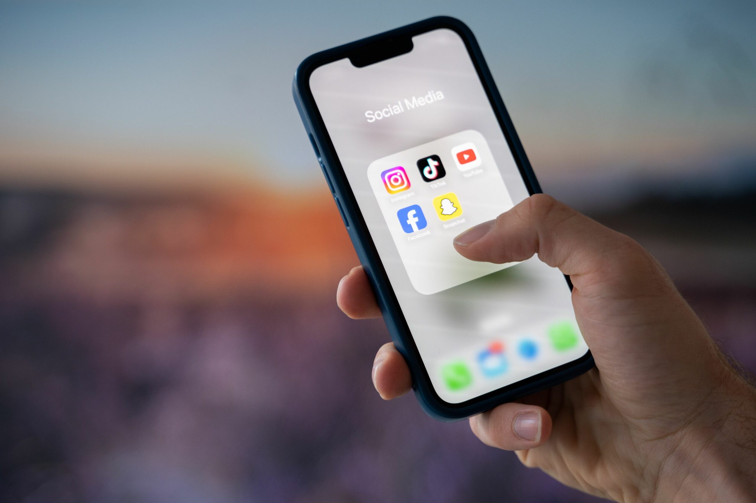 Indonezia face un pas curajos în direcția protejării tinerilor de riscurile digitale, anunțând interzicerea rețelelor sociale pentru copiii sub 16 ani