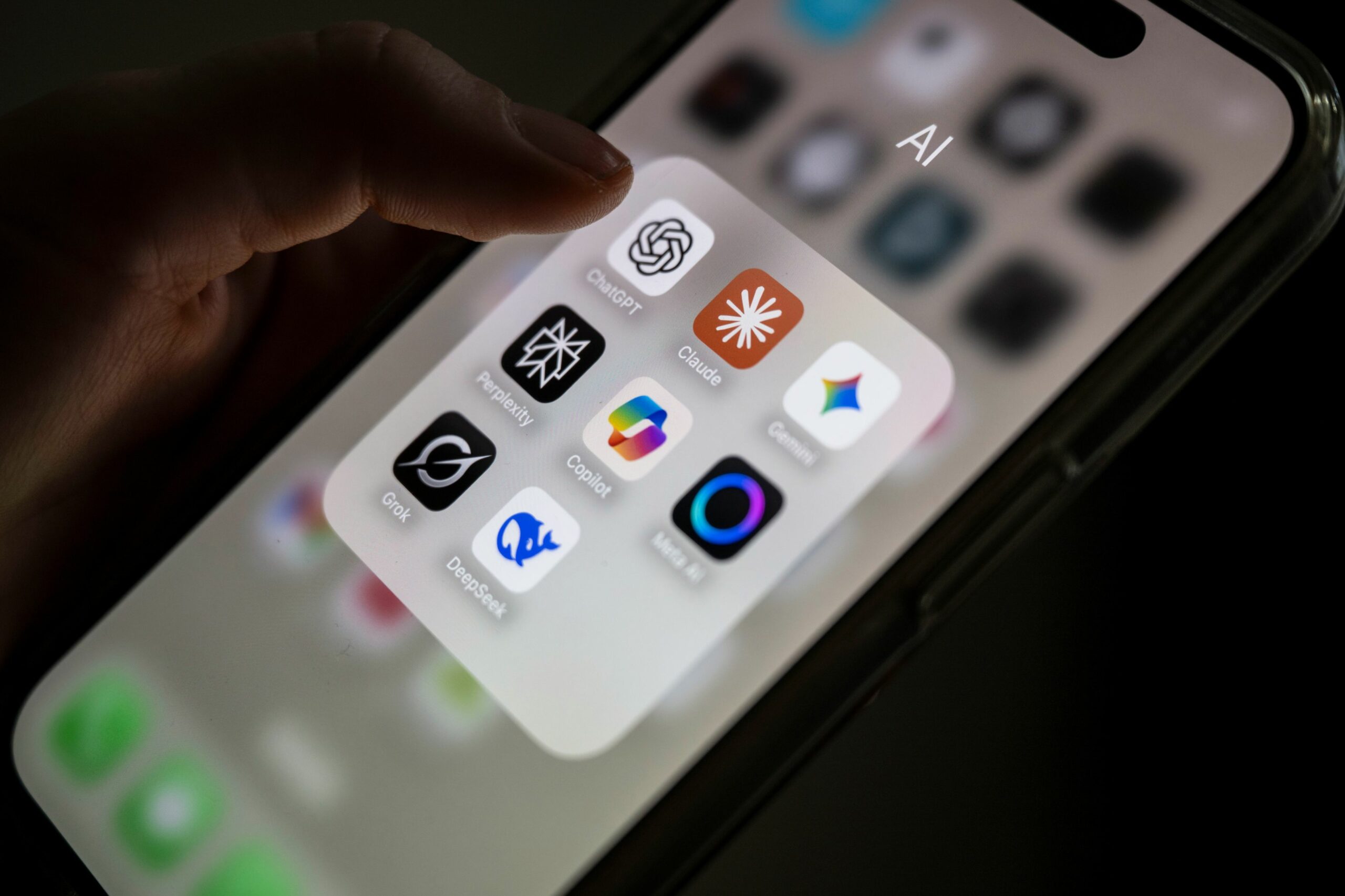 Val de critici și dezinstalări pentru OpenAI după anunțarea acordului cu Departamentul Apărării al SUA Tensiunile apărute în ultima perioadă în jurul companiei OpenAI, creatorul chatbotului ChatGPT, au atins cote nemaiîntâlnite în peisajul tehnologic mondial