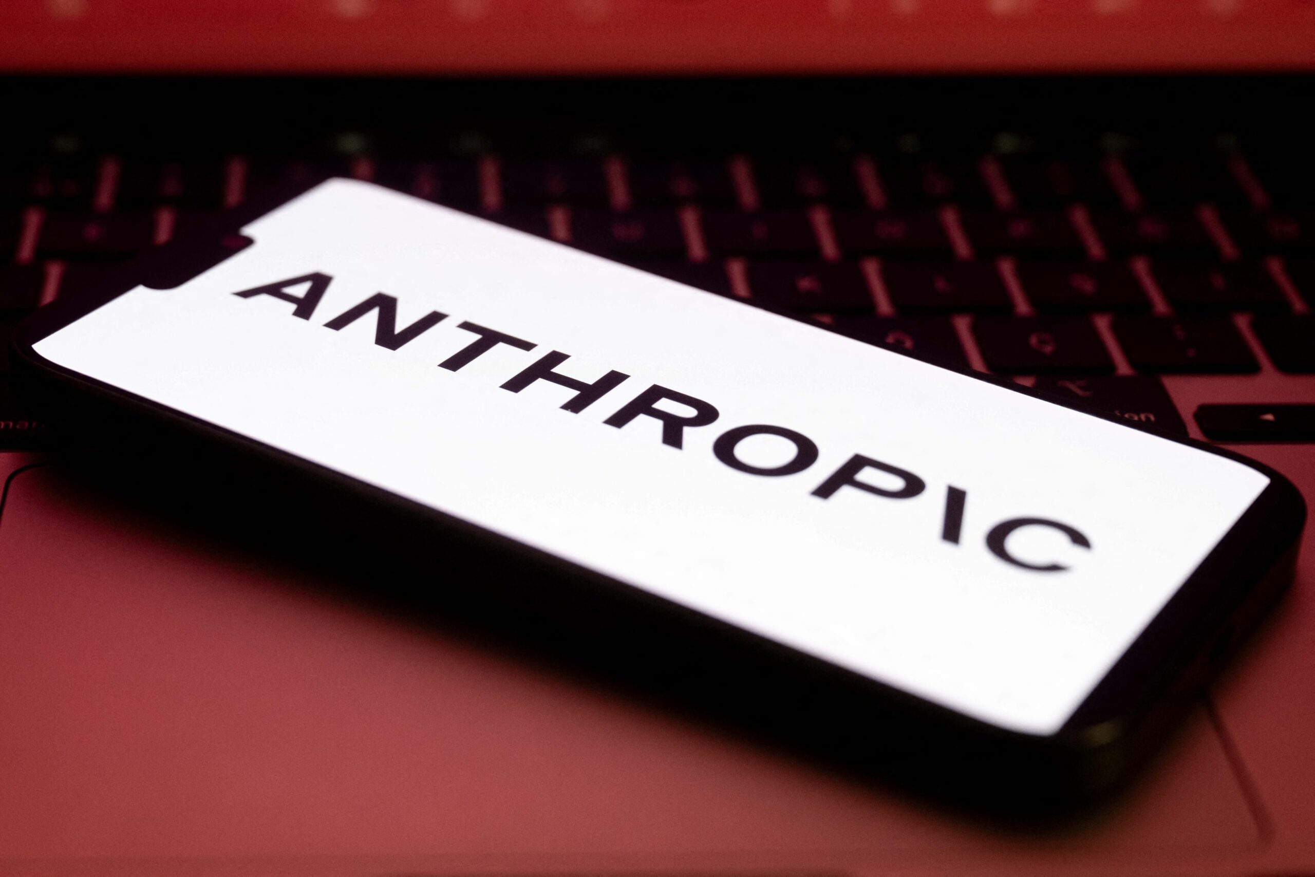 Negocierile între Anthropic și Pentagonul revin pe linia de plutire după un sezon tensionat, în care colaborarea pentru furnizarea unor tehnologii de inteligență artificială (AI) în domeniul militar aproape s-a rupt