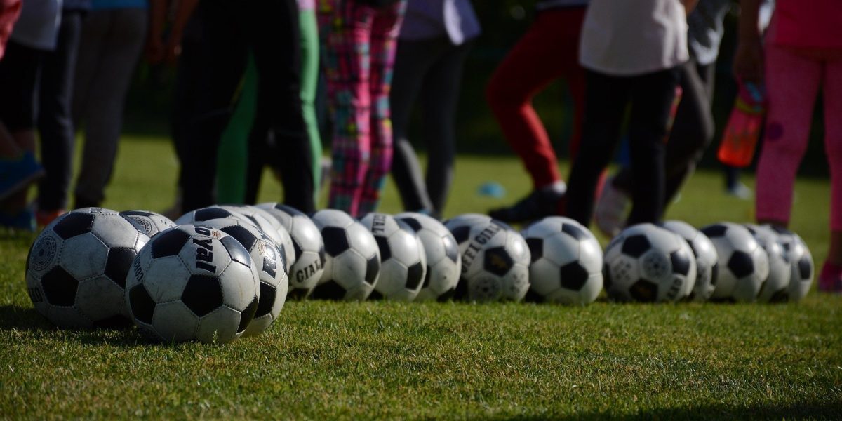 Tragedie pe terenul de sport din Botoșani: un elev de 14 ani și-a pierdut viața în timpul orei de educație fizică O poveste cutremurătoare s-a desenat marți pe terenul de sport al unei școli gimnaziale din satul Botoșani, unde un elev în vârstă de 14 ani a murit subit în timpul orei de educație fizică