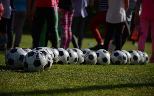 Tragedie pe terenul de sport din Botoșani: un elev de 14 ani și-a pierdut viața în timpul orei de educație fizică O poveste cutremurătoare s-a desenat marți pe terenul de sport al unei școli gimnaziale din satul Botoșani, unde un elev în vârstă de 14 ani a murit subit în timpul orei de educație fizică