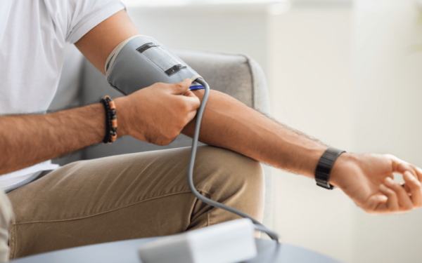 Hipertensiunea, „ucigașul tăcut” care își face simțită prezența fără a avertiza Hipertensiunea arterială, cunoscută și ca „ucigașul tăcut”, continuă să fie o problemă majoră de sănătate publică, afectând aproape jumătate din populația globală adultă și fiind responsabilă pentru o proporție semnificativă a infarcturilor, accidentelor vasculare cerebrale și insuficiențelor cardiace