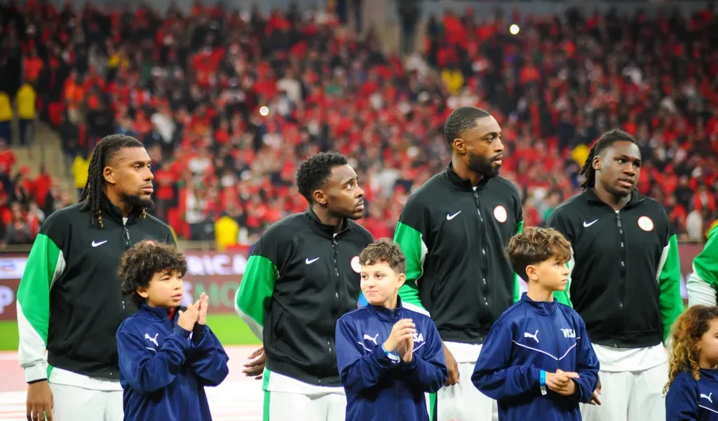 Națiunea Nigeriei își continuă campania în pauza internațională din martie, cu un sentiment de urgență nerezolvată Națiunea Super Eagles pășește în această pauză internațională cu un sentiment de responsabilitate și dorință de a demonstra că, chiar dacă calificarea pentru Cupa Mondială din 2026 pare o linie de orizont greu de atins, echipa rămâne competitivă și dornică să revină la forma de altădată