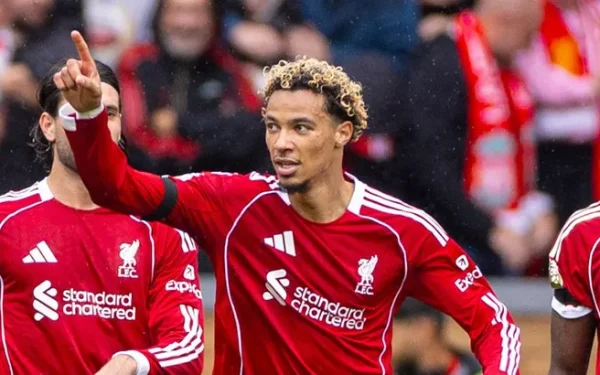 Liverpool și Tottenham Hotspur vor încerca sâmbătă să ofere un spectacol pe stadionul Anfield, într-un meci care, odată cu forma echipelor și contextul sezonului, promite să fie tensionat