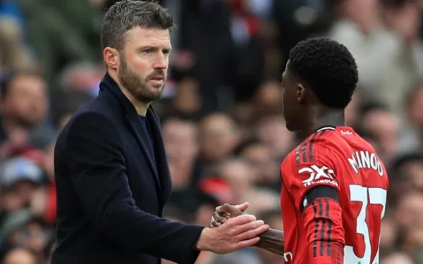 Manchester United se pregătește pentru un meci crucial în Premier League, în care va întâlni Aston Villa în condițiile în care formația gazdă vine după o serie de patru victorii consecutive acasă, sub conducerea interimarului Michael Carrick