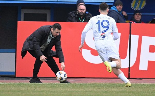 Farul Constanța, în coșmarul etapei a 30-a din SuperLiga, suferă o înfrângere dureroasă pe terenul echipei FK Csikszereda, scor 0-1, într-un meci în care atmosfera tensionată și deciziile arbitrajului au marcat disputa