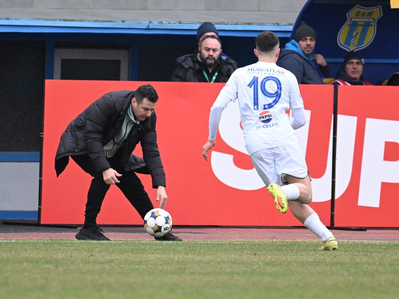 Farul Constanța, în coșmarul etapei a 30-a din SuperLiga, suferă o înfrângere dureroasă pe terenul echipei FK Csikszereda, scor 0-1, într-un meci în care atmosfera tensionată și deciziile arbitrajului au marcat disputa