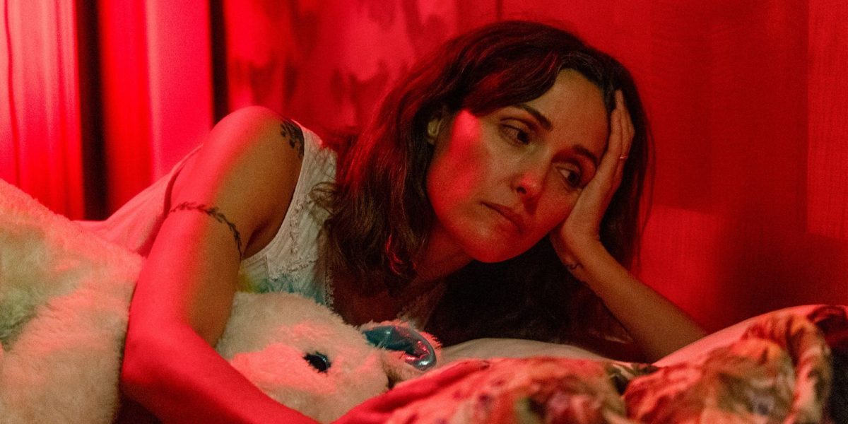 Filmul „If I Had Legs I’d Kick You”, o producție semnată de Mary Bronstein, a fost lansat recent în cinematografele din Italia, aducând pe ecrane o poveste intensă despre epuizare, traume și lupta interioară
