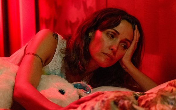 Filmul „If I Had Legs I’d Kick You”, o producție semnată de Mary Bronstein, a fost lansat recent în cinematografele din Italia, aducând pe ecrane o poveste intensă despre epuizare, traume și lupta interioară