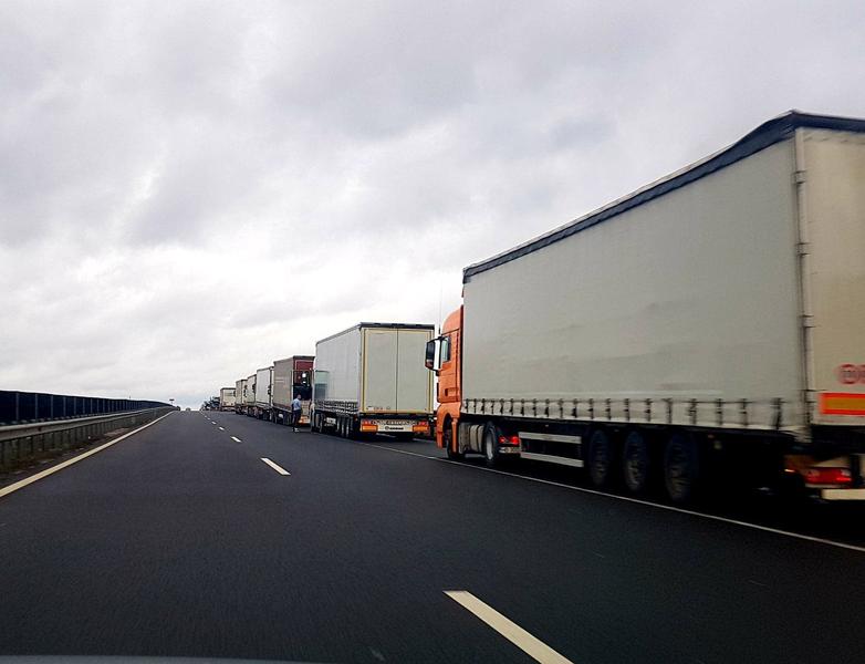 Transportatorii români achiziționează carburanți mai ieftini din țările vecine; reacțiile industriei și solicitările către guvern