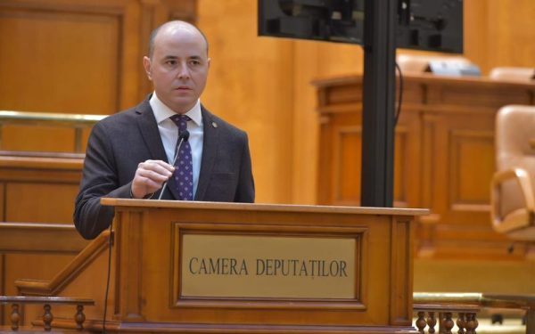 Climat tensionat în arena politică: alianța suspicioasă între PSD și AUR, o reacție riscantă la bugetul țării În contextul tumultuos al negocierilor bugetare de la finalul anului 2022, scena politică românească asistă, din nou, la o coaliție neoficială ce a stârnit nemulțumiri și îngrijorări