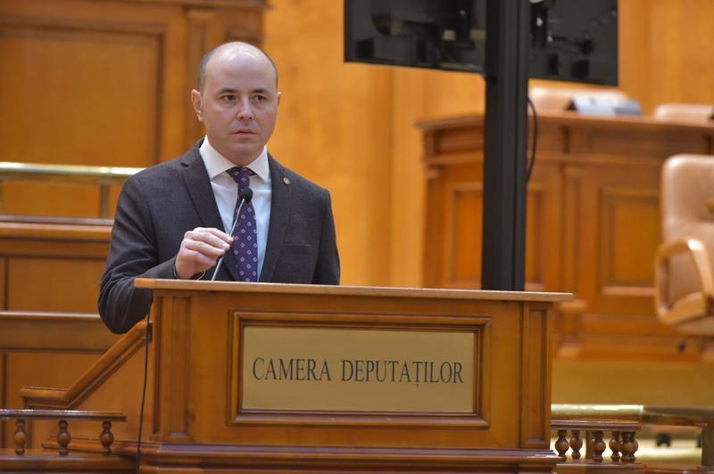 Climat tensionat în arena politică: alianța suspicioasă între PSD și AUR, o reacție riscantă la bugetul țării În contextul tumultuos al negocierilor bugetare de la finalul anului 2022, scena politică românească asistă, din nou, la o coaliție neoficială ce a stârnit nemulțumiri și îngrijorări
