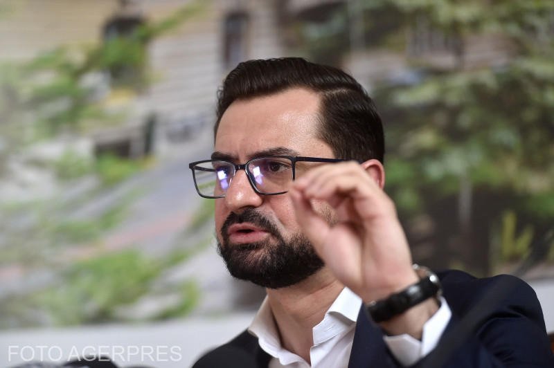 Fostul ministru al Agriculturii, Adrian Chesnoiu, a fost condamnat miercuri de către Instanța Supremă la patru ani de închisoare cu executare într-un dosar complicat privind fraudarea unor concursuri de angajare în cadrul instituției pe care a condus-o