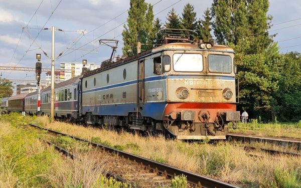 De la la aproape jumătate de zi pentru o distanță de 533 de kilometri, calatoria cu trenul între București și Timișoara a devenit un adevărat test de răbdare pentru pasagerii români