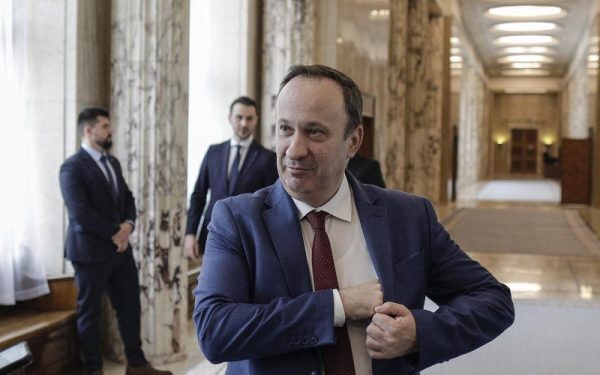 Ședință tensionată în Comisia pentru politică externă a Camerei Deputaților, după acuzații grave și declarații controversate Un schimb tensionat a avut loc miercuri în cadrul Comisiei pentru politică externă a Camerei Deputaților, acolo unde deputatul PSD Adrian Câciu a fost protagonistul unui incident cu implicații extinse în contextul discursurilor etnice și identitare din viața politică românească