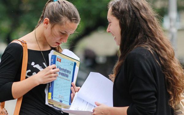 Luni, 23 martie, elevii de clasa a XII-a au susținut proba la Limba și literatura română din cadrul simulării examenului de Bacalaureat 2026, marcând începutul unei perioade încărcate pentru cei aproape 20.000 de elevi din întreaga țară