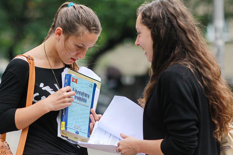 Luni, 23 martie, elevii de clasa a XII-a au susținut proba la Limba și literatura română din cadrul simulării examenului de Bacalaureat 2026, marcând începutul unei perioade încărcate pentru cei aproape 20.000 de elevi din întreaga țară