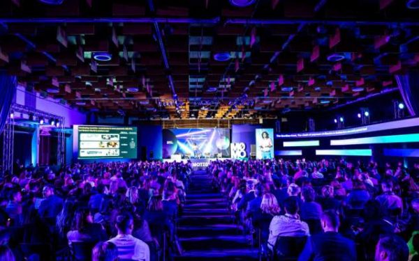 Viitorul banilor nu mai este doar un subiect de discuție teoretică, ci o realitate palpabilă și în plină transformare