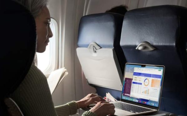 Apple a surprins industria tehnologică odată cu anunțul celui mai recent model de MacBook Air, echipat cu cipul M5, disponibil în variante de 13 și 15 inch