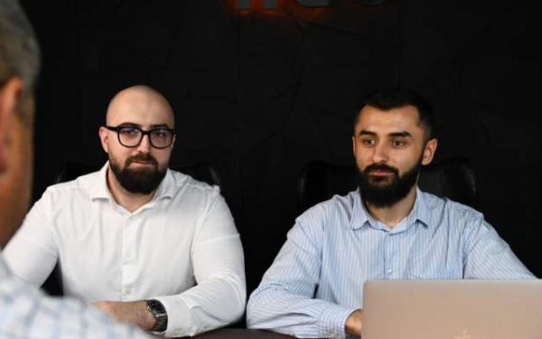 În ciuda valorii imense a contractelor publice din Europa, estimate anual la aproximativ 2,5 trilioane de euro, multe dintre entitățile participante încă depind de metode obosite și ineficiente pentru pregătirea ofertelor