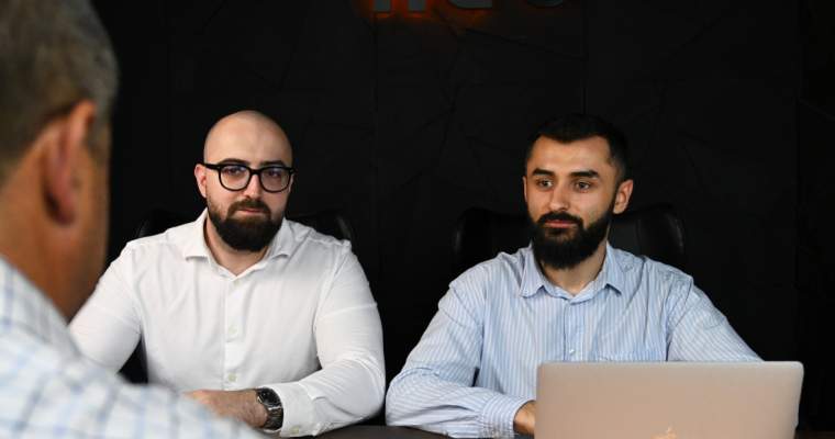 În ciuda valorii imense a contractelor publice din Europa, estimate anual la aproximativ 2,5 trilioane de euro, multe dintre entitățile participante încă depind de metode obosite și ineficiente pentru pregătirea ofertelor