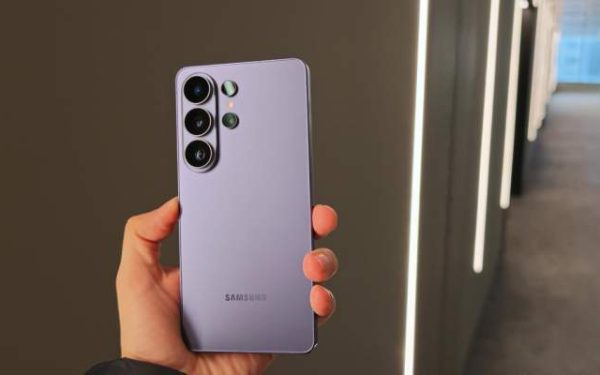 Samsung Galaxy S26 Ultra: putere de invidiat, dar fără surprize De două săptămâni, am avut prilejul să testez cel mai nou flagship al companiei sud-coreene, Samsung Galaxy S26 Ultra