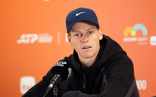 Jannik Sinner a obținut o calificare remarcabilă în finala turneului de la Miami Open 2026, după o victorie clară în două seturi asupra lui Alexander Zverev, scor 6-3, 7-6