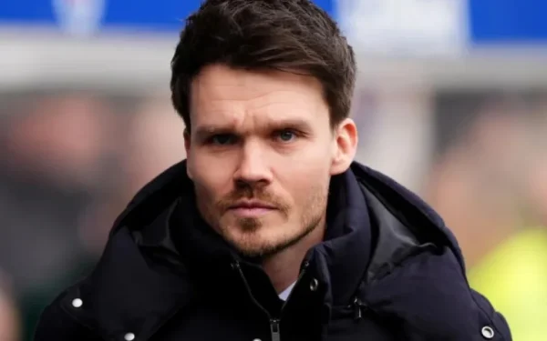 Rangers și Aberdeen au încheiat meciul cu o dispută aprinsă asupra golului decisiv și a finalului controversat, iar actualizarea privind starea de sănătate a jucătorilor naște întrebări înainte de pauza internațională Un meci tensionat dintre Rangers și Aberdeen s-a încheiat cu o dispută aprinsă asupra circumstanțelor golului decisiv marcat de Bojan Miovski, iar replays-urile au readus în centrul atenției un incident controversat: mingea a lovit mai întâi brațul lui Connor Barron, înainte ca atacantul gazdelor să finalizeze