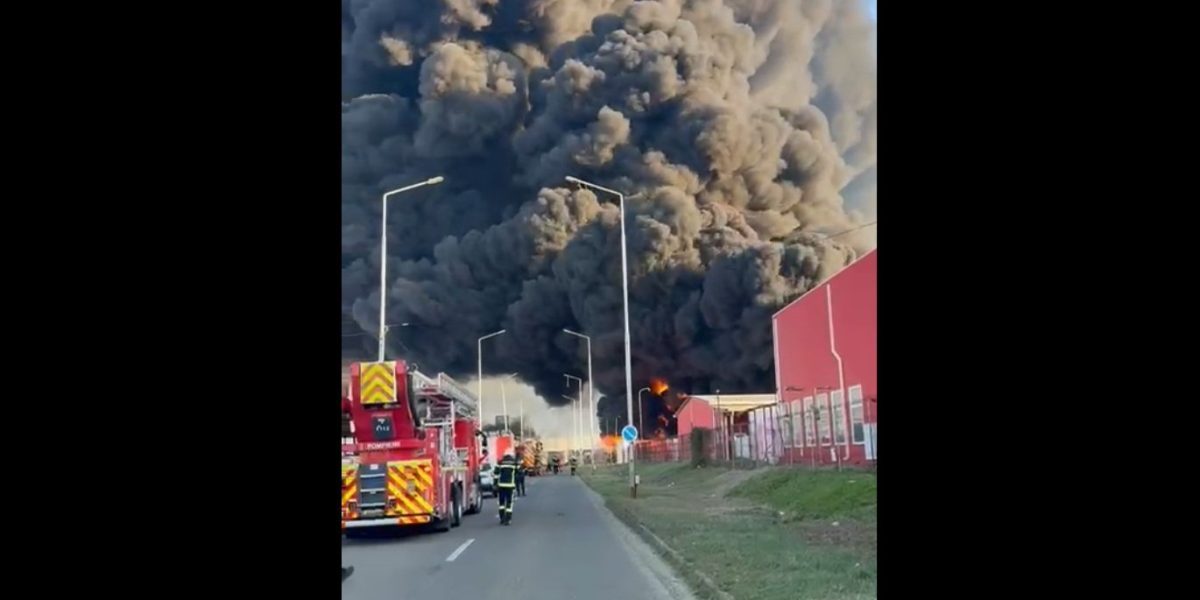 Incendiu major la o fabrică de polistiren din Arad: mii de oameni, sfătuiți să evite zona Un incendiu de proporții a izbucnit miercuri dimineață la o fabrică de polistiren din municipiul Arad, generând o coloană imensă de fum care s-a văzut de la kilometri distanță