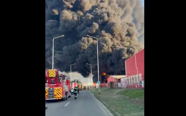 Incendiu major la o fabrică de polistiren din Arad: mii de oameni, sfătuiți să evite zona Un incendiu de proporții a izbucnit miercuri dimineață la o fabrică de polistiren din municipiul Arad, generând o coloană imensă de fum care s-a văzut de la kilometri distanță