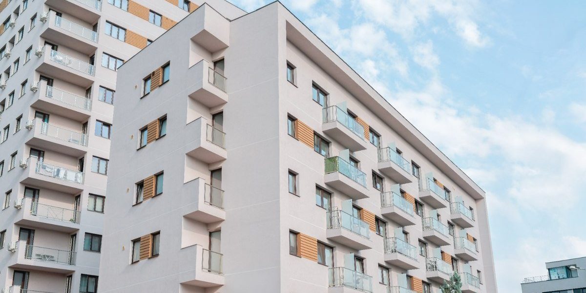 Închiderea balconului fără autorizație poate aduce amenzi usturătoare și probleme serioase legale
