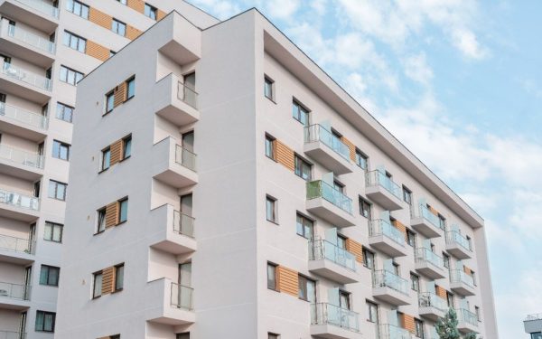 Închiderea balconului fără autorizație poate aduce amenzi usturătoare și probleme serioase legale